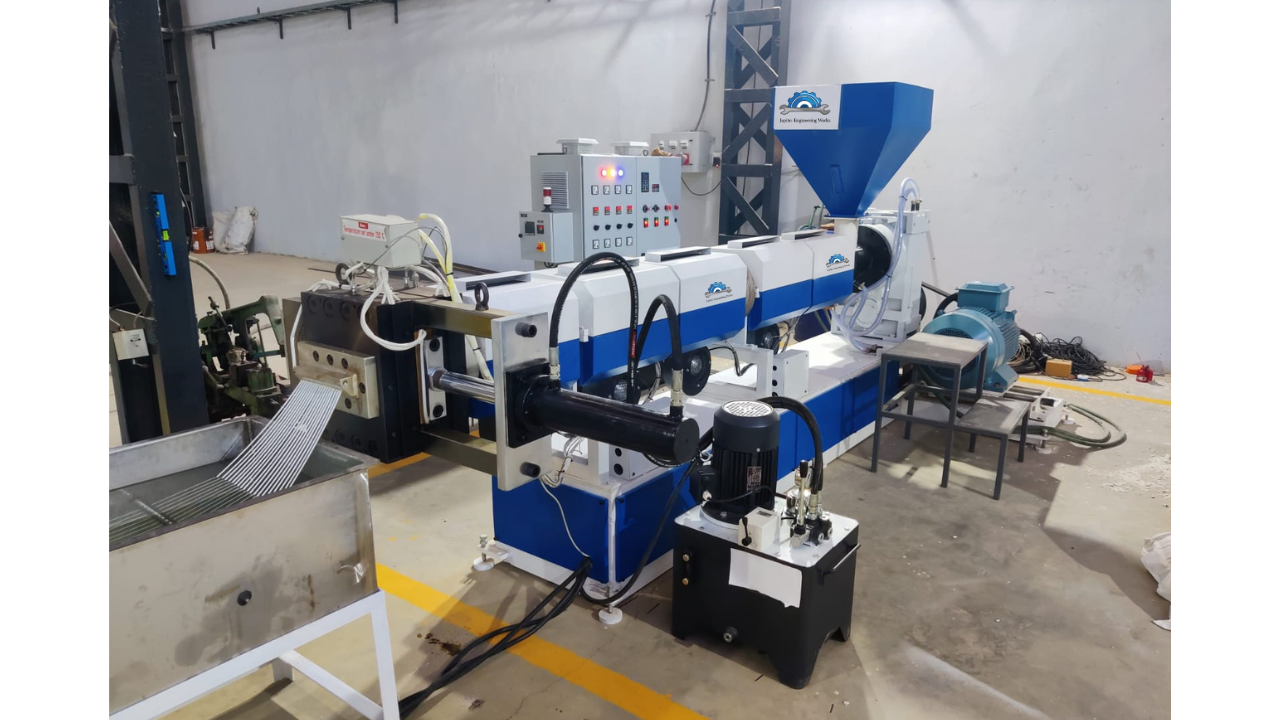 Single stage plastic recycling machine