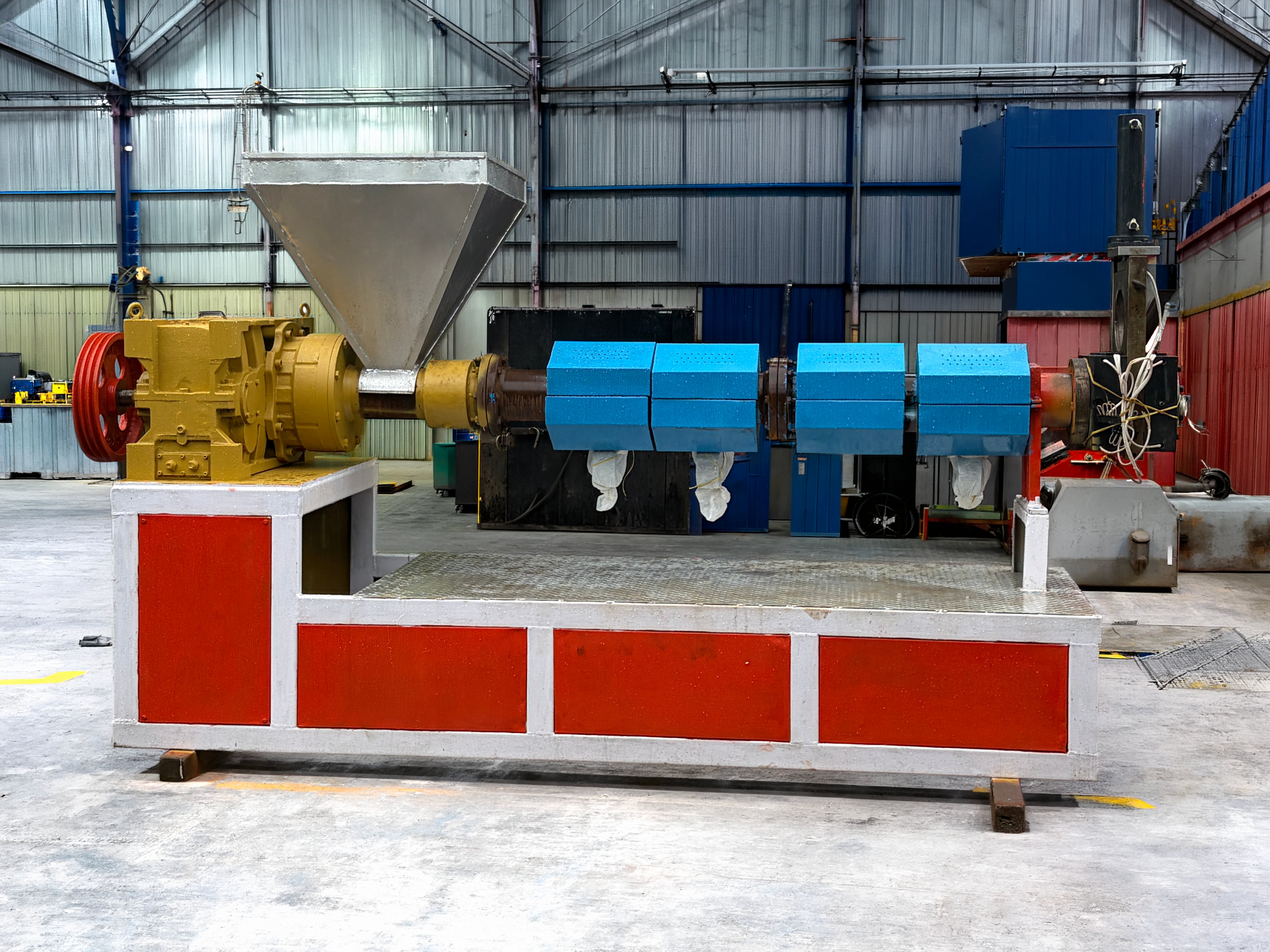 Single stage plastic recycling machine